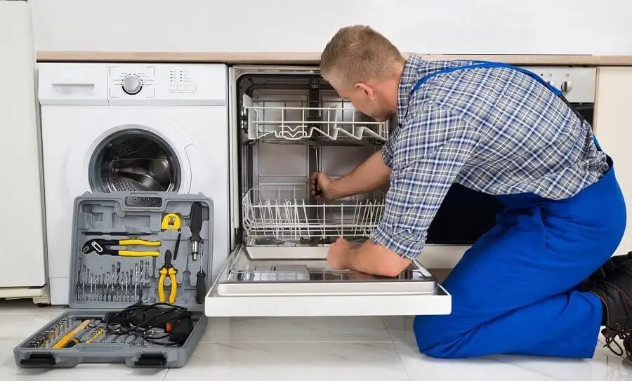 Adapazarı Ukinox servisi teknisyen ekibi beyaz eşya tamiri yaparken